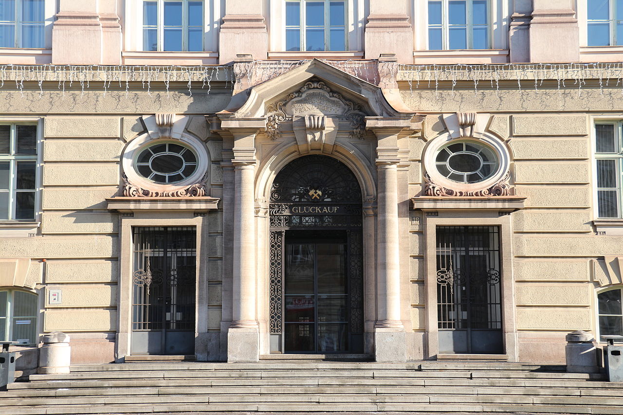 Montanuniversität Leoben, Eingang des Hauptgebäudes