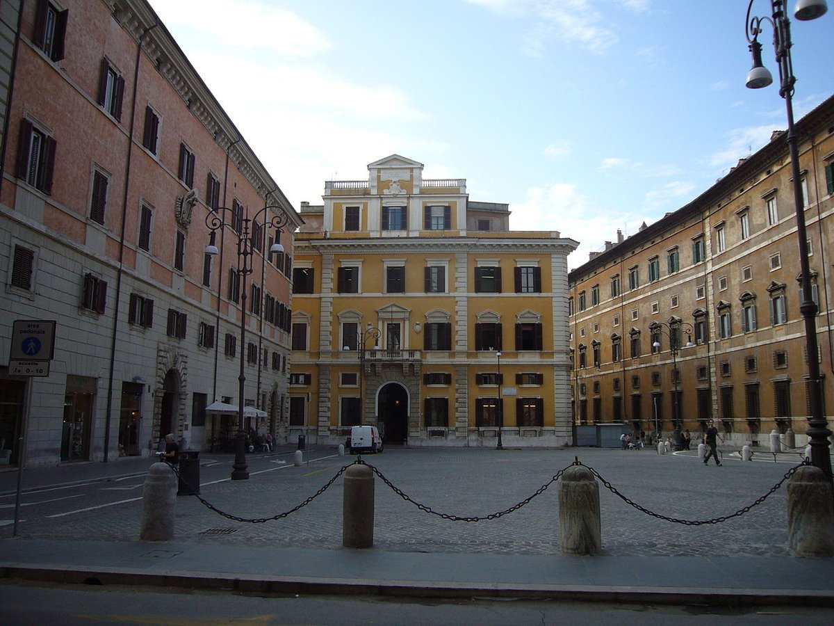 Roma, piazza Borghese: a destra il fianco di palazzo Borghese, a sinistra il palazzo della famiglia Borghese, di fronte la sede della Facoltà di Architettura della Sapienza, 2008